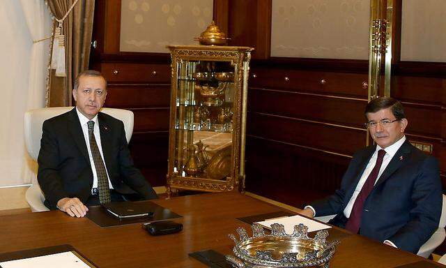Präsident Erdogan (li.) und Ministerpräsident Davutoglu haben Neuwahlen ausgerufen.