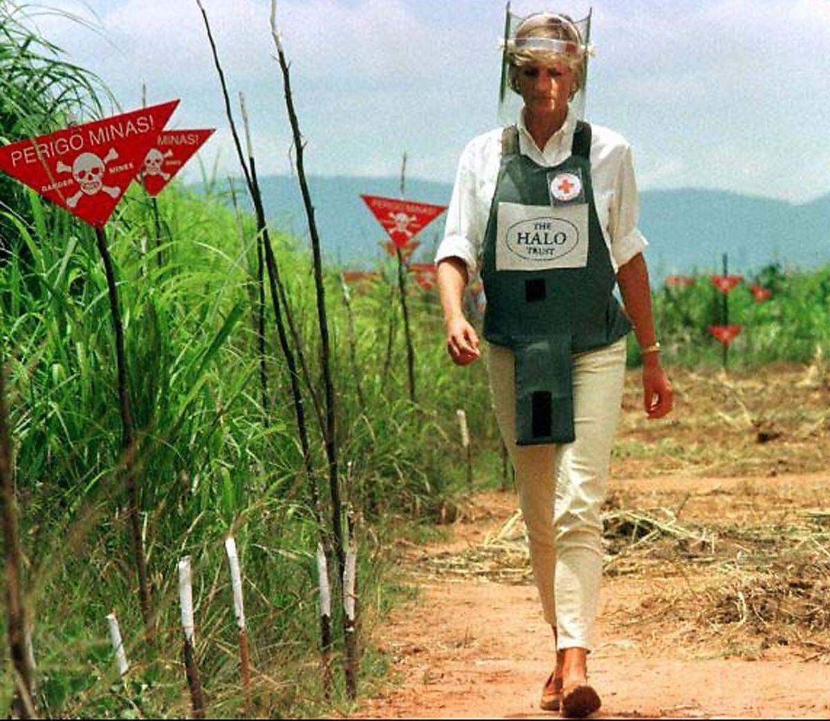 Lady Diana nimmt zudem auch kontroversiellere Engagements an, die ihr am Herzen liegen. Ihr Einsatz gegen Minen ist ein Beispiel dafür. Ihr Auftreten ist global; rund um den Globus setzt sie sich für Charity-Projekte ein, trifft Politiker und Persönlichkeiten.