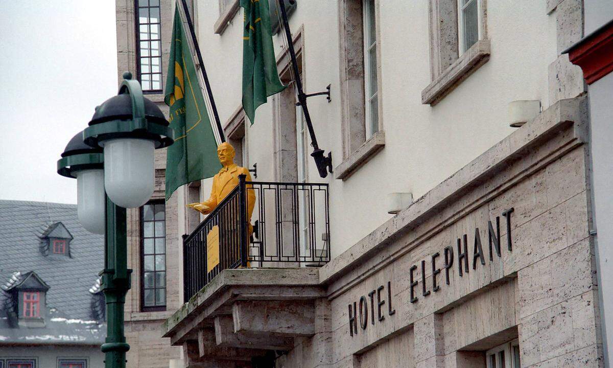 Oder Walter Gropius, dem Bauhaus-Gründer, der es in Briefen erwähnte: „Morgen bin ich wieder in Weimar, dort im Hotel Elephant zu erreichen. Das Semester beginnt, und ich werde meine ersten Schritte tun.“ Das heutige wuchtig-strenge Erscheinungsbild des Hauses stammt aus den späten 30er-Jahren. Der Vorgängerbau war abgerissen worden, das Elephant wurde ab 1937 neu gebaut, auf ausdrücklichen Wunsch Adolf Hitlers.