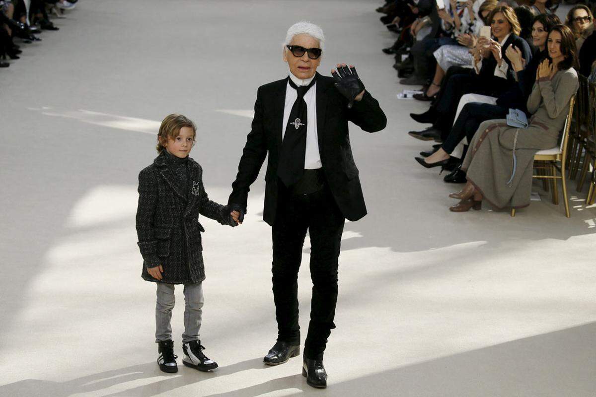 Den Abschluss macht wie üblich der Chef selbst. Lagerfeld beschließt seine Shows schon länger Hand in Hand mit seinem Patenkind Hudson Kroenig.