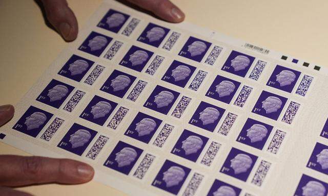 Erstmals seit Jahrzehnten ist in Großbritannien wieder ein neuer Kopf auf den regulären Briefmarken zu sehen. 