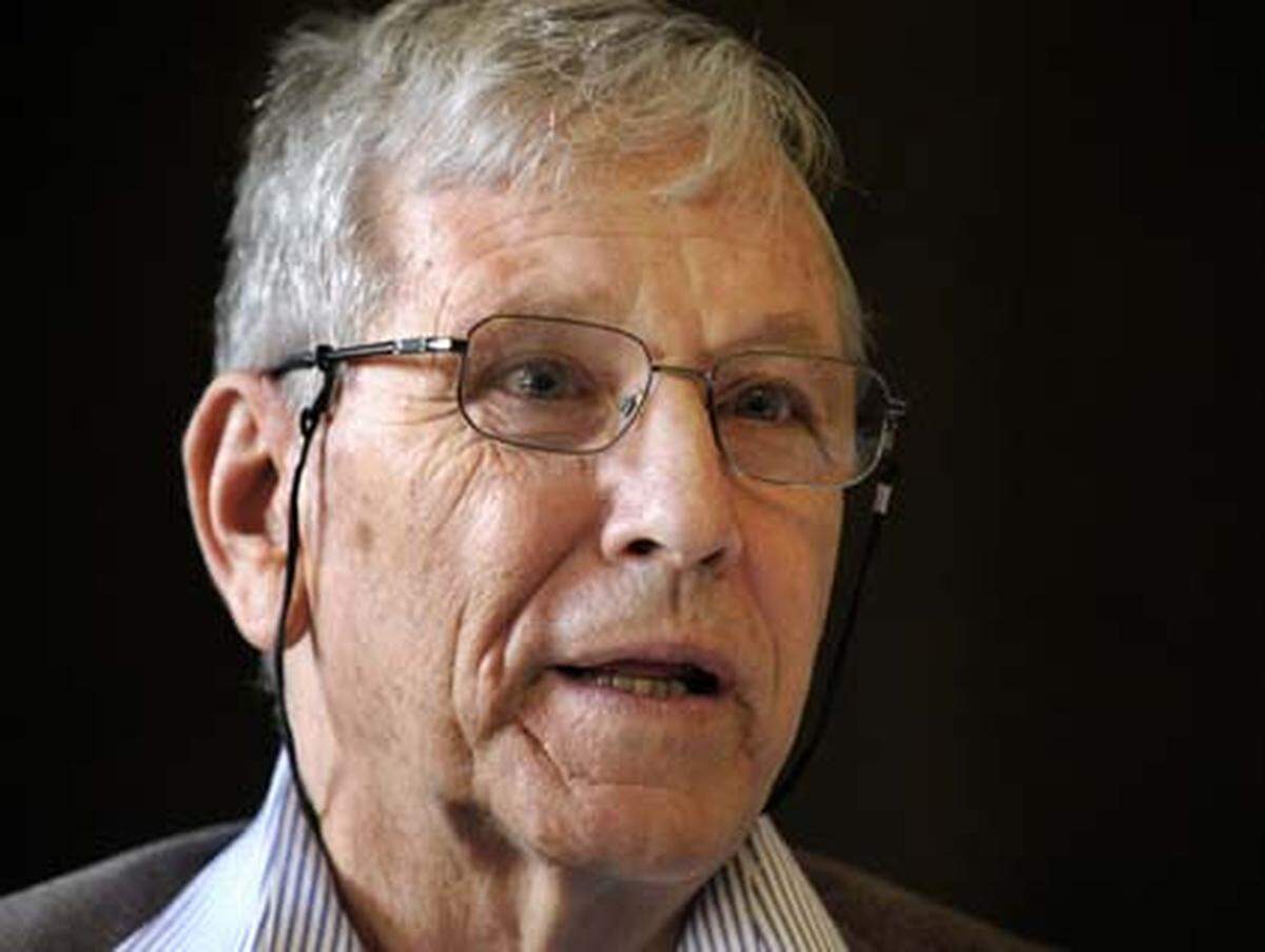 Ebenfalls schon letztes Jahr unter den Favoriten war der israelische Schriftsteller und Friedensaktivist Amos Oz (69). Er hat eine Reihe von Romanen und Erzählungen, einige Essaybände und drei Kinderbücher verfasst. Sein Roman "Eine Geschichte von Liebe und Finsternis" (2004) ist eine fiktive Biografie und eine Skizze der israelischen Geschichte und wurde zum internationalen Bestseller.