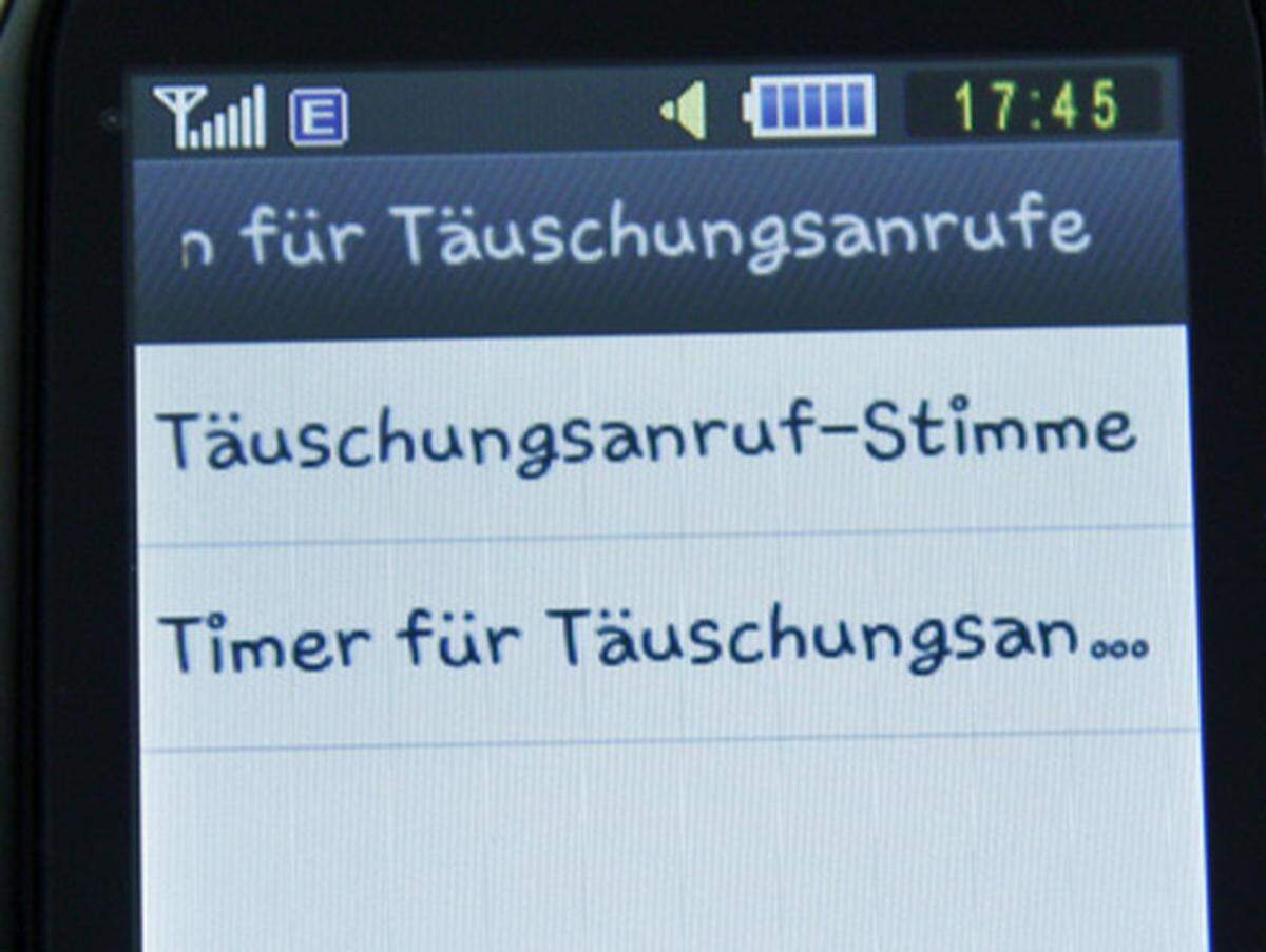 Eine nette Anwendung ist der kleine Lügner, der "Täuschungsanruf". Hält man die Lautstärken-Taste gedrückt, so täuscht das Handy einen Anruf vor. Man kann ein ganzes Gespräch einstudieren und das Gegenüber vorher aufnehmen.