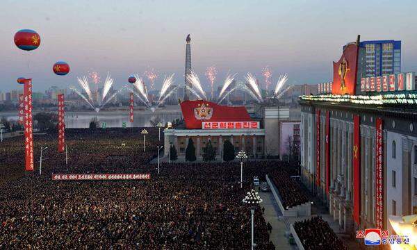 "Wir feiern den erfolgreichen Test einer Hwasong-15, welcher der ganzen Welt Nordkoreas Macht und Großartigkeit gezeigt hat", war demnach auf einem Spruchband bei der Veranstaltung vom Freitag zu lesen.