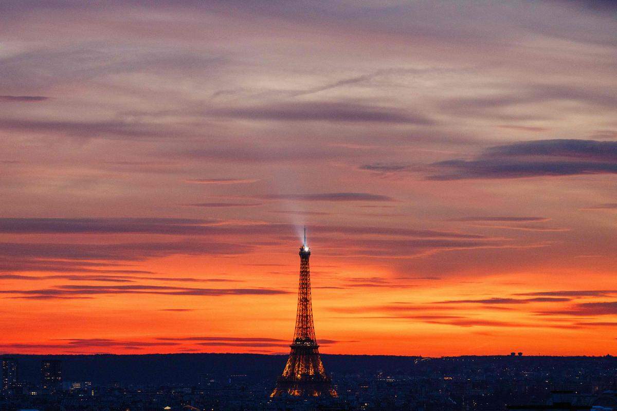 12. März. Sonnenuntergang über dem Pariser Eiffelturm.