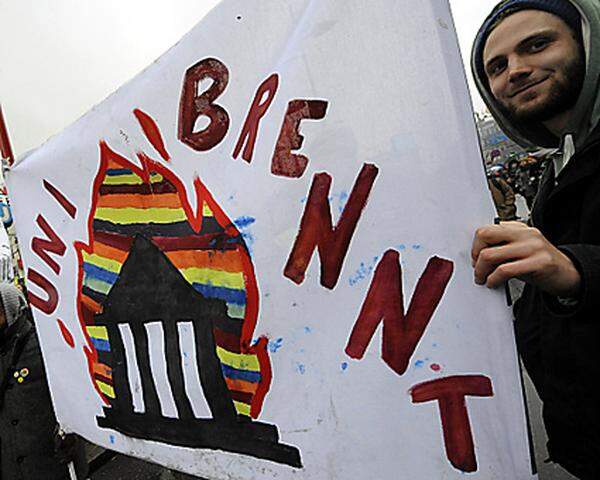 Ansonsten verlief die Demonstration ohne Zwischenfälle. "Wir sind hier, und wir bleiben", war der Tenor. Viele Studenten sehen den Protest als Wiederaufleben der Demonstrationen vom Herbst. "Bildung für alle, und zwar umsonst" und ähnliche Parolen erinnerten an die Demos, die auf die Audimax-Besetzung folgten.