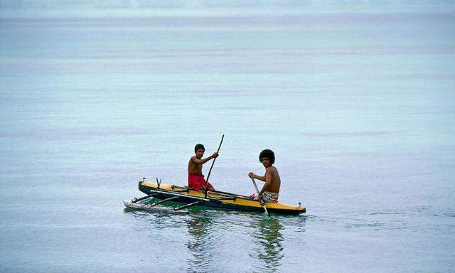 Men in Canoe Tuvalu South Pacific PUBLICATIONxINxGERxSUIxAUTxONLY Copyright TimxGraham 1161 2742