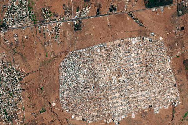 Az-Zaatari im Norden Jordaniens gehört mit fast 80.000 Bewohnern zu den größten Flüchtlingslagern der Welt. Es entstand ab 2012 als Folge des syrischen Bürgerkriegs, durch den bis 2015 fast 12 Millionen Menschen vertrieben wurden. Unter der Leitung des UNHCR (Flüchtlingswerk der Vereinten Nationen) ist eine große Zahl internationaler und nationaler jordanischer Organisation mit der Verwaltung des Lagers beschäftigt, das sich immer mehr zu einer eigenen Stadt entwickelt.  