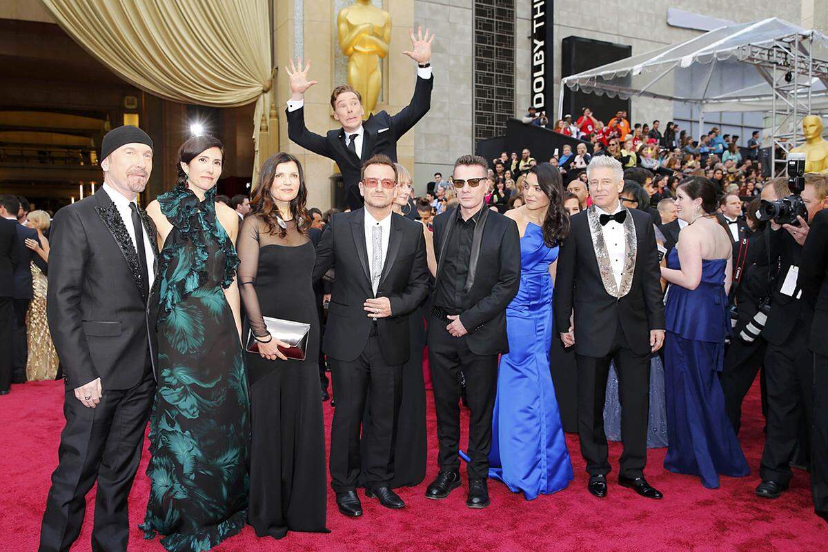 Für das Bild des Abends sorgten Benedict Cumberbatch und - eher unfreiwillig - die irische Formation U2. Der britische Schauspieler machte aus einem ernsten Bandfoto eine "Photobomb".