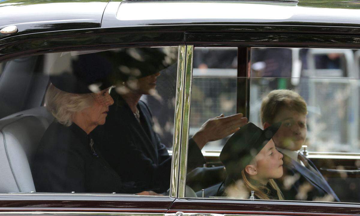 Die britische Königin Camilla, Catherine, Prinzessin von Wales, und Prinz George haben das Clarence House in Richtung Westminster Abbey verlassen. Um 12.00 Uhr begann dort die Zeremonie, die etwa eine Stunde dauerte.