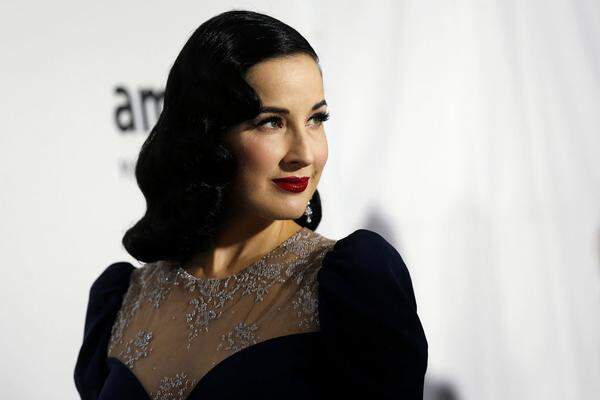 Burlesque-Tänzerin Dita Von Teese schrieb auf Twitter: "Eine weitere Hollywood-Legende hat uns verlassen, die glamouröse Zsa Zsa Gabor, eine der geistreichsten Schönheiten."