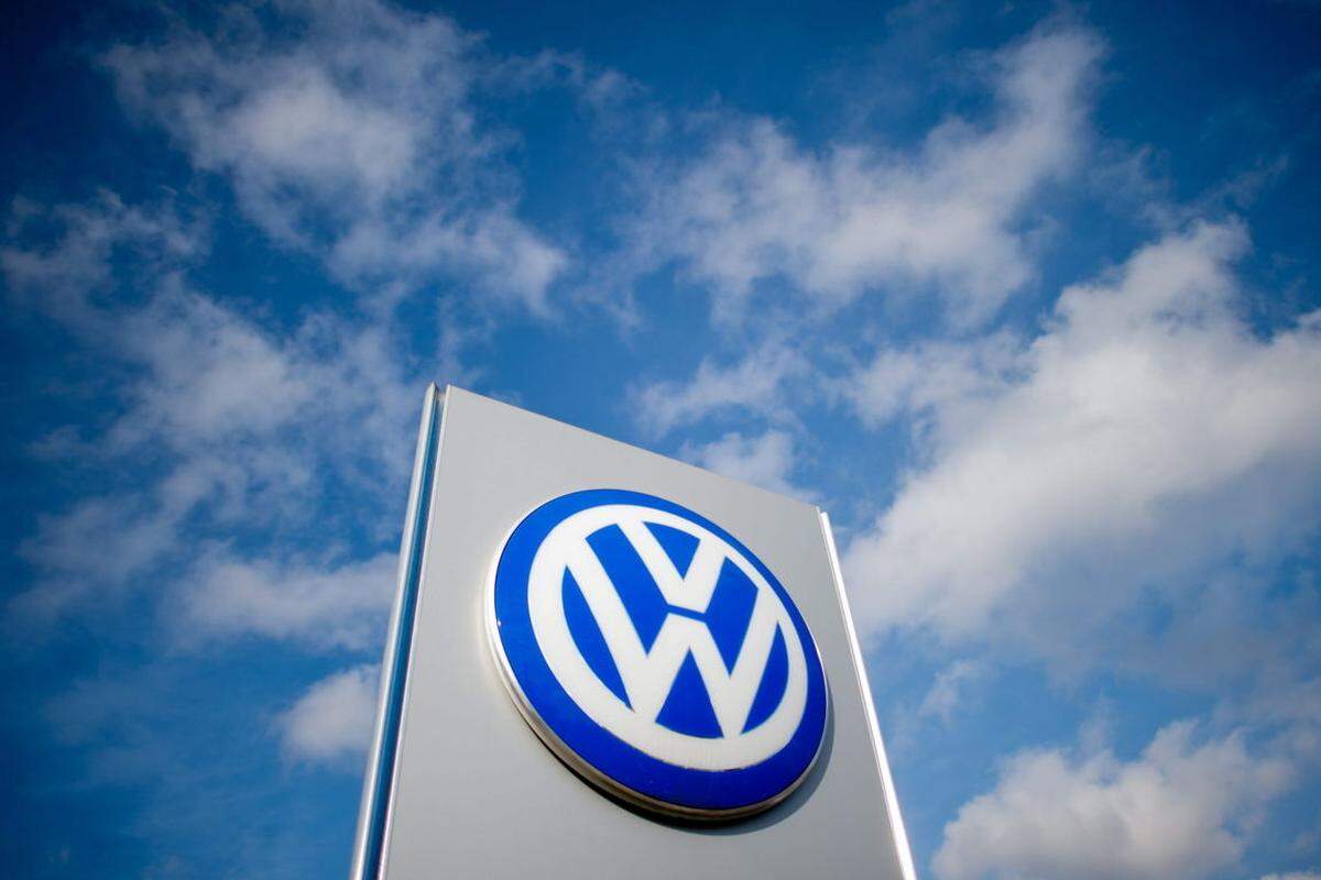... Volkswagen. Der deutsche Automobilbauer Volkswagen erwirtschaftet einen Umsatz von 230,8 Milliarden Euro. Der Konzern aus Wolfsburg ist trotz aller Skandale zur Nummer Eins in der Automobilindustrie aufgestiegen. Seit Kurzem wird das Unternehmen vom Österreicher Herbert Diess als CEO geführt.