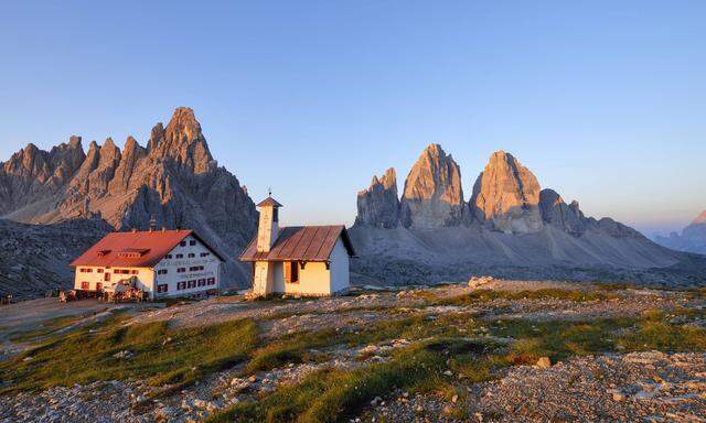 Vor 150 Jahren standen die ersten auf der Großen Zinne. Bewundernd sitzt man vor der Dreizinnenhütte.