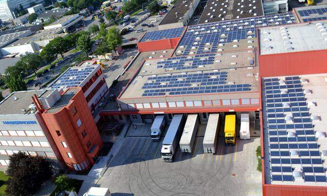 Fotovoltaikpaneele auf einem Industriegebäude in Wien. Solchen Anlagen wird großes Zukunftspotenzial konzediert.