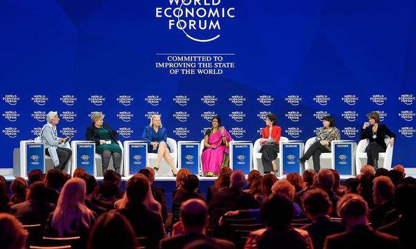 Er betonte, dass alle Co-Vorsitzenden der Jahrestagung in Davos rauen seien, darunter die norwegische Ministerpräsidentin Erna Solberg (2.v.r.) und dieChefin des Internationalen Währungsfonds (IWF), Christine Lagarde (links außen).