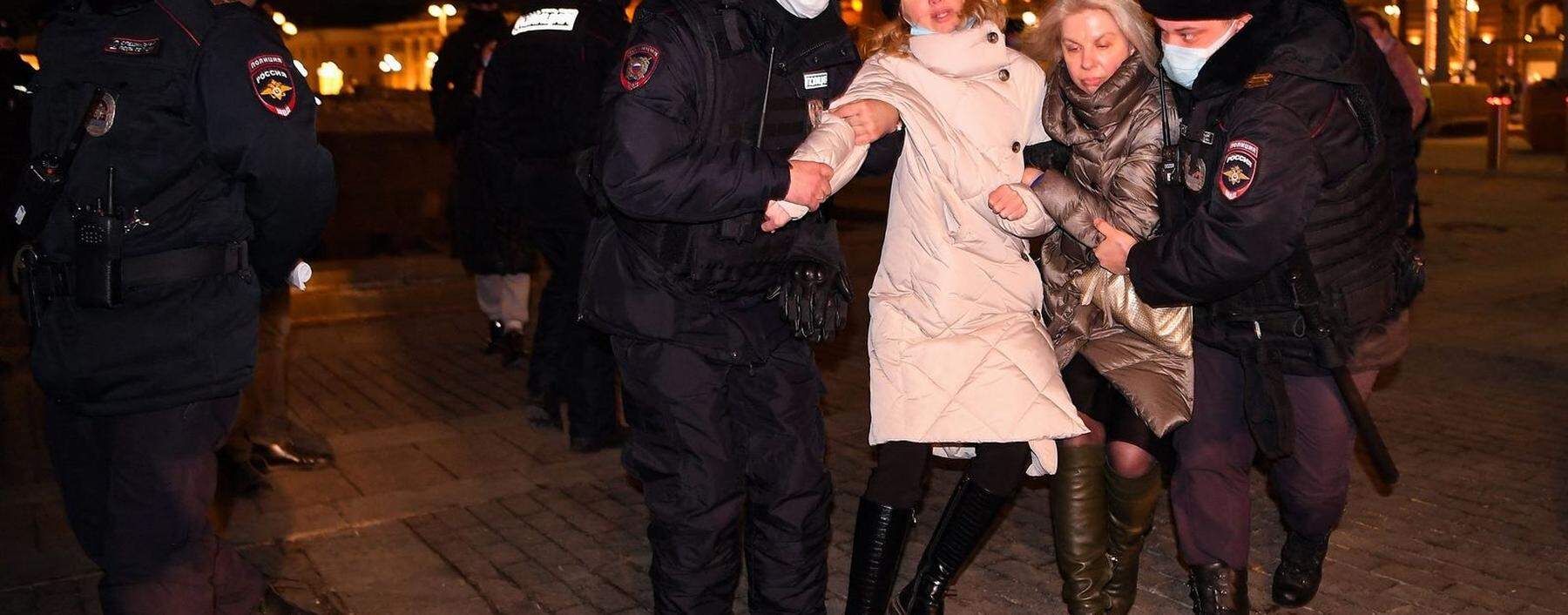 Mit Härte gegen Demonstranten. Die Polizei nimmt in Moskau Frauen fest, die gegen den russischen Militäreinsatz in der Ukraine protestieren. 