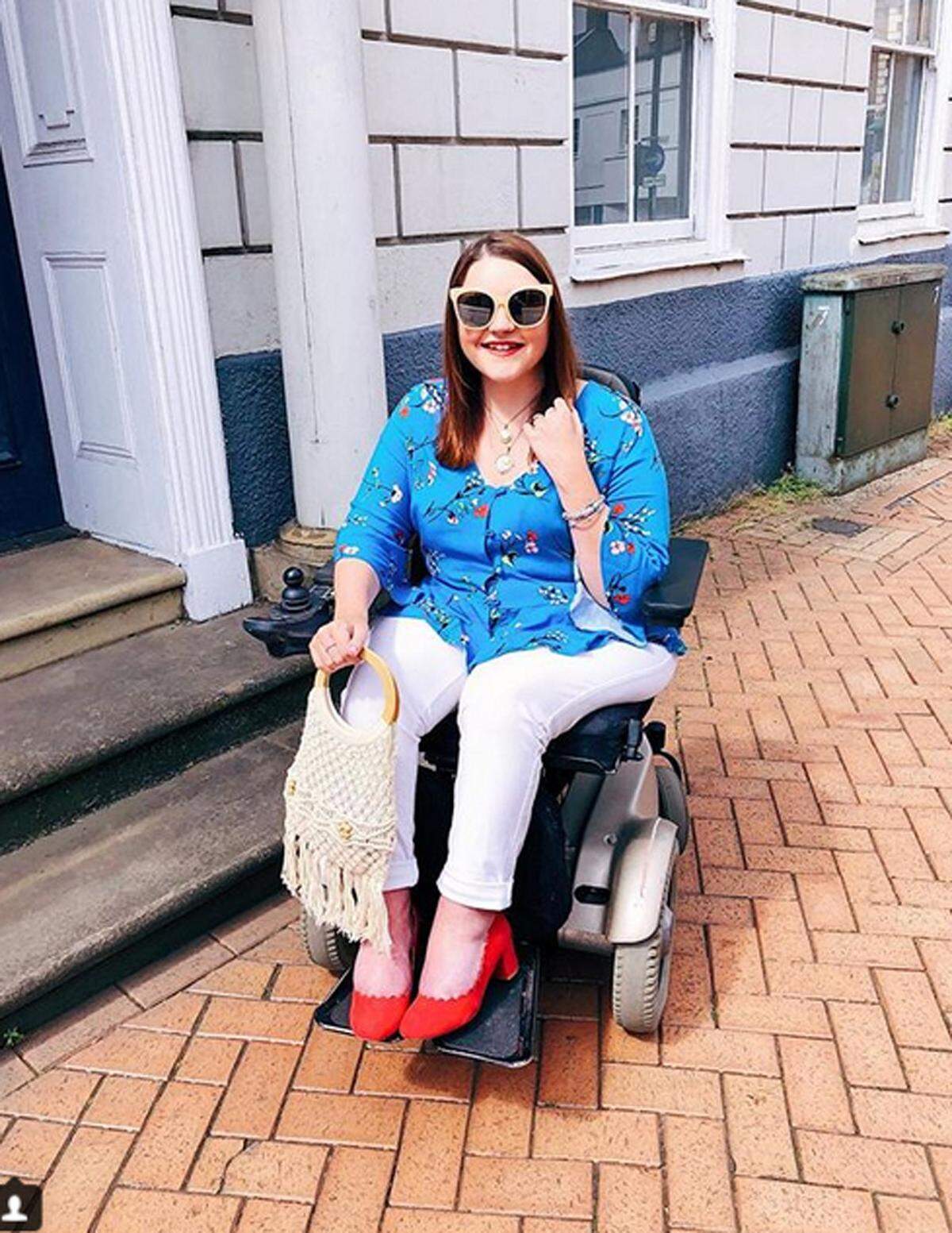 Die Modeindustrie hat sich in den vergangenen Jahren bemüht, diverser und inklusiver zu werden. Bei der Repräsentation von behinderten Menschen besteht aber trotz Projekten wie Adaptive Fashion von Tommy Hilfiger aber noch Nachholbedarf. Das will Sophie Bradbury-Cox mit ihrem Instagram-Account ändern.