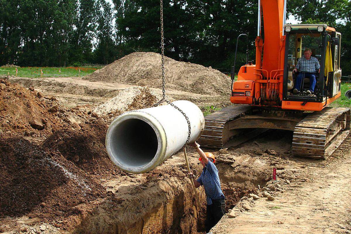 In der obersten Gehaltsspanne sind viele Bauberufe vertreten. Dazu zählen Fertigteilhausbauer, Tiefbauer, Schalungsbauer oder Brunnen- und Grundbauer - sie alle verdienen 2220-2470 Euro.