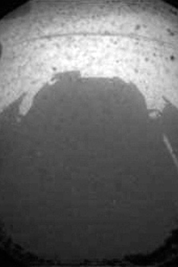 "Wenn man sich vorstellt, was alles hätte schiefgehen können, dann fällt einem schon ein gewaltiger Stein vom Herzen", sagte der ESA-Direktor für Bemannte Raumfahrt und Missionsbetrieb, Thomas Reiter. Nur wenige Minuten nach der Landung erreichten erste von "Curiosity" auf dem Mars gemachte Fotos die Erde.