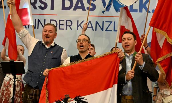 Der FPÖ EU-Abgeordnete Roman Haider, Bundesparteichef Herbert Kickl, und der oberösterreichische Landeshauptmann-Stellvertreter Manfred Haimbuchner im Rahmen einer 1. Mai-Kundgebung der FPÖ.