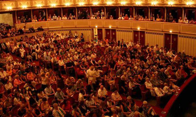 Wien 25 06 2006 Wiener Staatsoper Zuschauerraum mit Publikum
