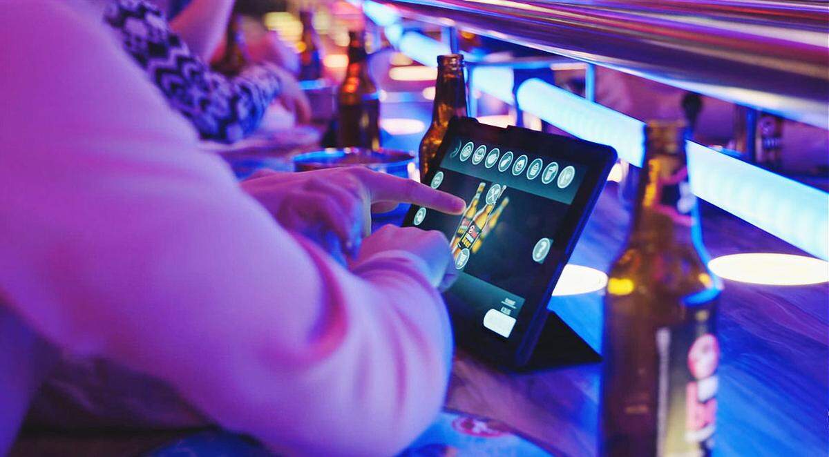 Bestellt wird das Essen innovativ über Tablets. Hängt sich die Software auf, kommen Kellner zur Hilfe. Rollercoaster-Restaurants gibt es übrigens schon in Sotschi, Kuwait, Abu Dhabi, in vier deutschen Städten und in Alton Towers, einem britischen Themenpark. 