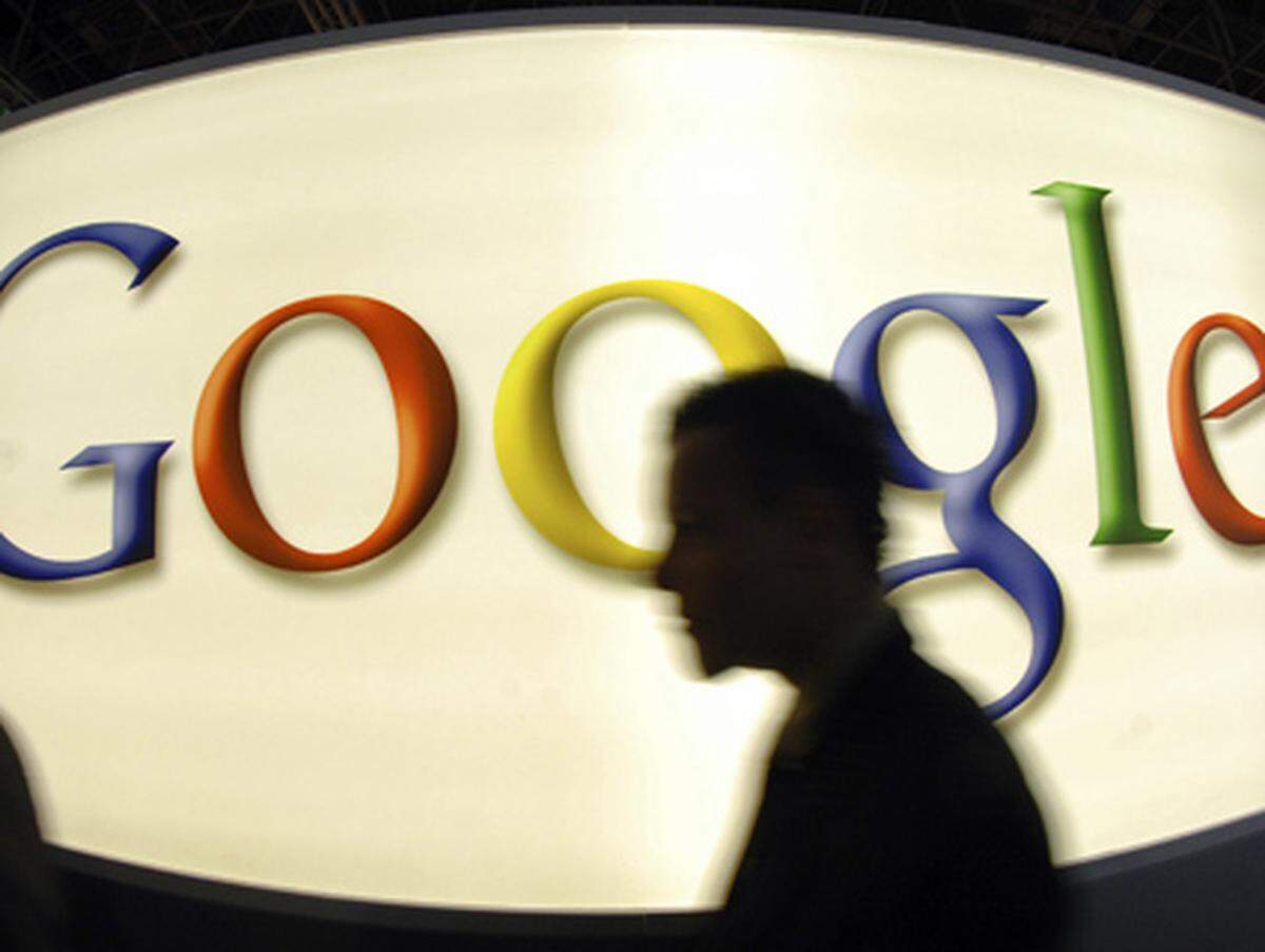 Die Google-Chefs Larry Page, Sergey Brin und Eric Schmidt haben 2008 ihren Browser "Chrome" präsentiert. Das Programm gilt als Sicherheitsrisiko, das deutsche Bundesamt für Sicherheit und Informationstechnik hat sogar vor der Benutzung gewarnt. Zudem versorgt der Browser Google mit einer Vielzahl von Informationen über den Benutzer - ohne dessen Wissen.