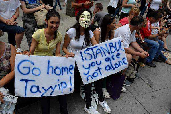 "Geh nach Hause, Tayyip!", wurde dem türkischen Ministerpräsidenten angeraten und den Demonstranten in Istanbul versichert: "Ihr seid nicht allein."