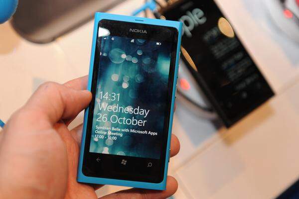Wer das Gerät in die Hand nimmt und jetzt "N9" denkt, liegt richtig. Das Lumia 800 basiert auf demselben Grundgerüst wie Nokias MeeGo-Eintagsfliege. Allerdings wurde der Bildschirm verkleinert (von 3,9 auf 3,7 Zoll), um Platz für die Windows-Phone-Bedienelemente zu machen.