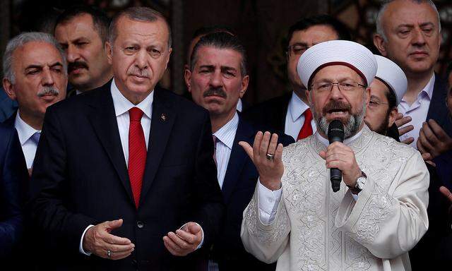 Erdogan (li) mit dem Chef des Religionsamtes, Ali Erbas.