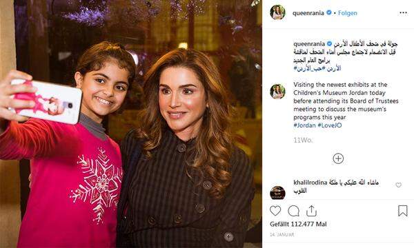  Königin Rania von Jordanien ist ebenfalls Eigentümerin eines Instagram-Kontos und unter @queenrania zu finden. Ganze 5,2 Millionen Menschen danken es ihr mit einem Abo. Sie selbst schenkt lediglich zwei Seiten ihre ganze Aufmerksamkeit, der Seite ihres Sohnes Hussein bin Abdullah, dem Kronprinzen von Jordanien (@alhusseinjo und stolze 1,8 Millionen Fans) und der offiziellen Seite des jordanischen Hofes (@rhcjo und 892.000 Follower).