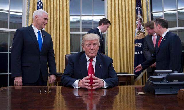 Donald Trump an seinem Schreibtisch.