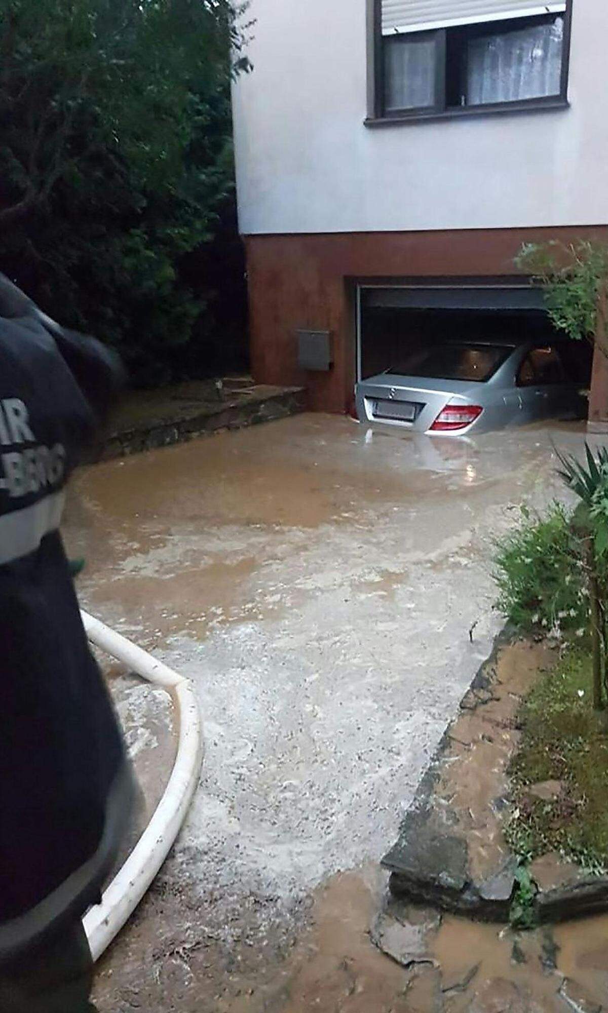 Ein überfluteter Pkw in der Garage eines Einfamilienhauses in Rudersdorf im Burgenland.