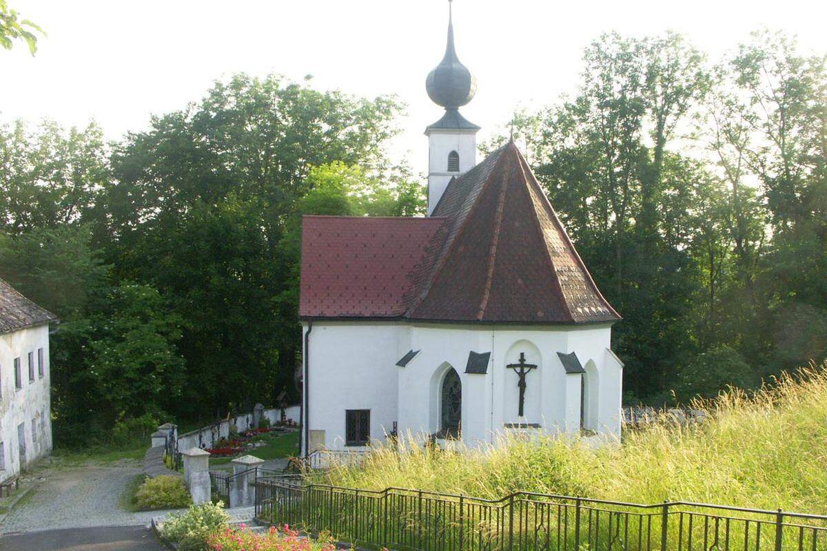 Doch er hat auch Zweifel an seiner Entscheidung und und wendet sich unter anderem an den Linzer Bischof Joseph Fließer um Rat. Dieser soll geantwortet haben, als Familienvater sei es nicht Jägerstätters Sache zu entscheiden, ob der Krieg gerecht oder ungerecht sei. Franziska Jägerstätter wird später berichten: „Er war sehr traurig und sagte zu mir: 'Sie trauen sich selber nicht, sonst kommen's selber dran'.“(Bild: Die Kirche St. Radegund, in der Jägerstätter ab 1941 auch Mesner war)