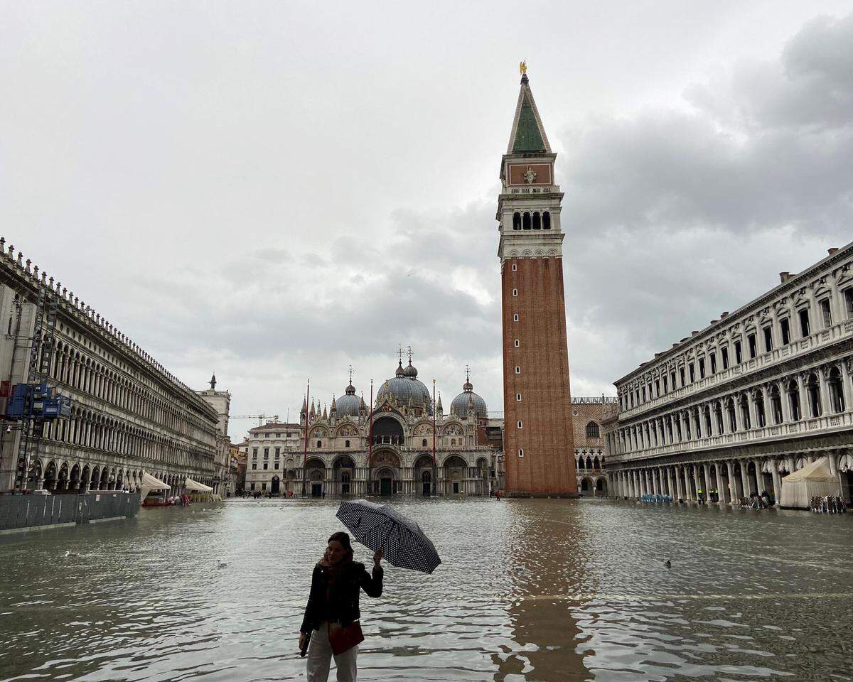 Wenn nicht gerade Acqua alta herrscht, wird der bedeutendste und bekannteste Platz in Venedig von Touristen und Tauben bevölkert.