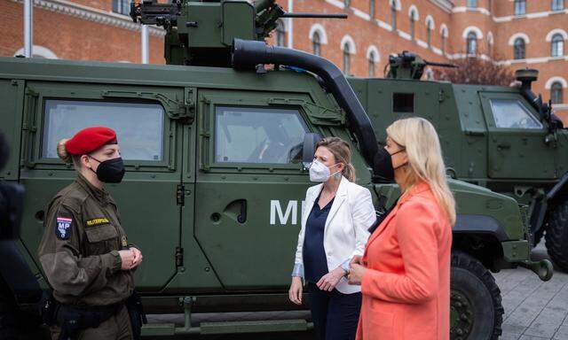Militärpolizistin Christina Hofer, Frauenministerin Susanne Raab und Verteidigungsministerin Klaudia Tanner