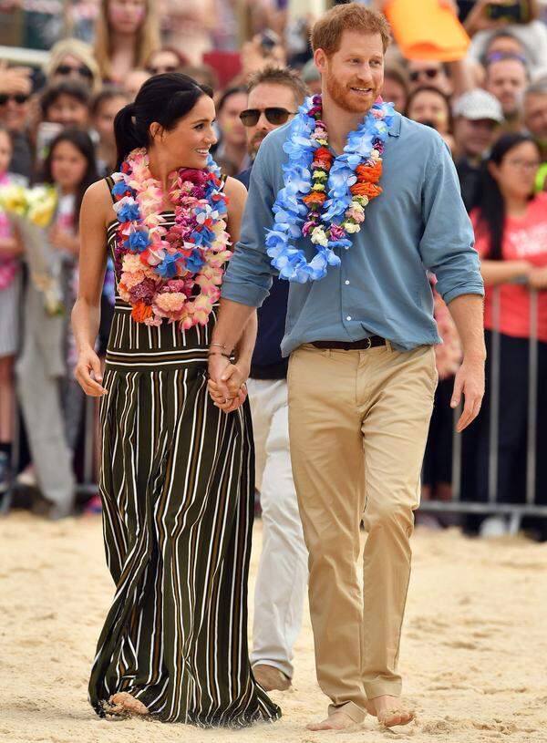 Prinz Harry und Herzogin Meghan gingen - Skandal - übrigens barfuß über den Sandstrand. Die Herzogin trug ein Kleid des australischen Designers Martin Grant.
