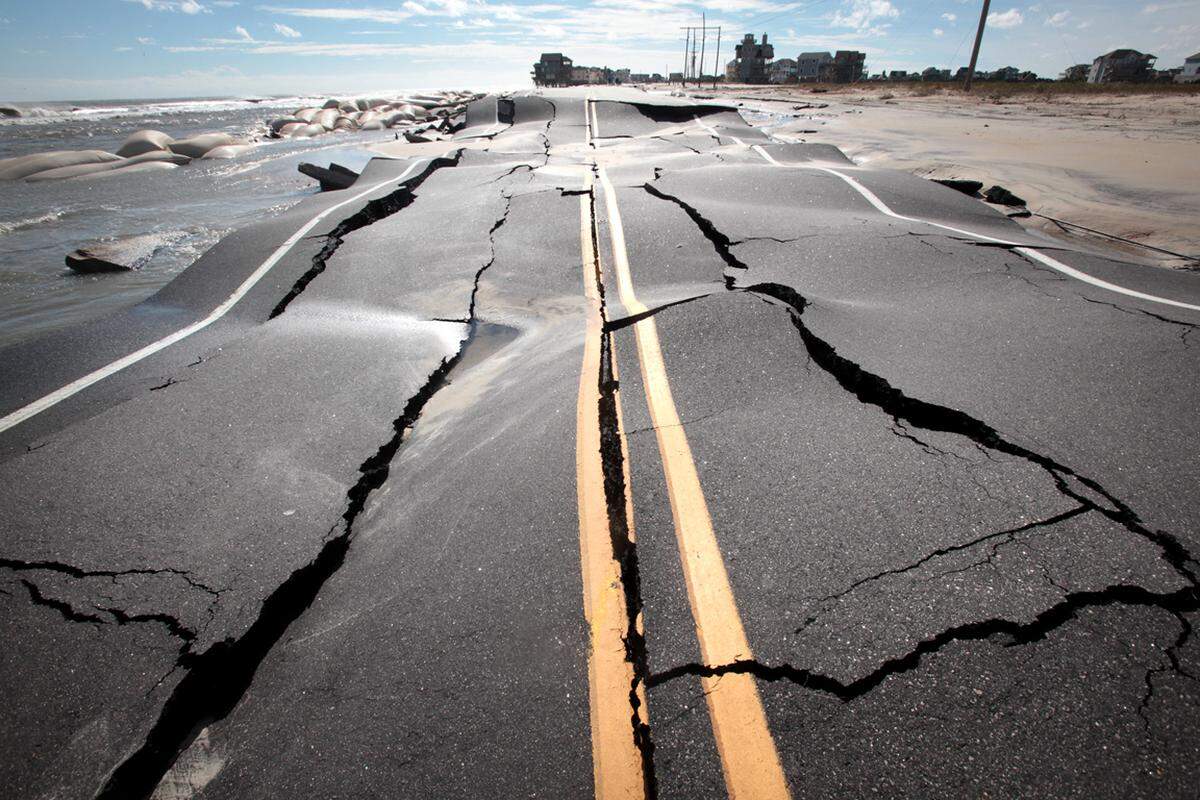 Mirlo Beach, Rodanthe, North Carolina. Diese Straße in North Carolina wurde in Mitleidenschaft gezogen, ansonsten betont man in dem Bundesstaat jedoch, dass die Folgen des Sturms hier hätten schlimmer sein können.