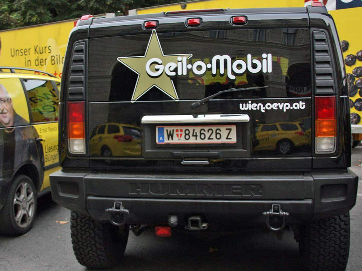 "Schwarz macht geil", findet die Junge ÖVP und tourt mit einem Hummer vulgo "Geil-o-Mobil" durch die Stadt. Die Kampagne komme bei der Jugend gut an, meinte VP-Spitzenkandidatin Christine Marek im "DiePresse.com"-Chat.