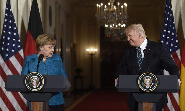 Angela Merkel und Donald Trump bei ihrer ersten Pressekonferenz im Weißen Haus vor 13 Monaten. Heute sind die Irritationen noch größer als damals. 