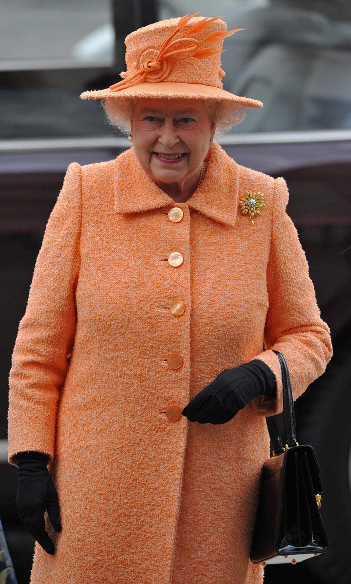 Queen Elizabeth feiert bereits ihren 90. Geburtstag und wie viel sich auch in der Vergangenheit geändert haben mag, ihr Stil blieb stets gleich.