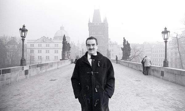 Nach dem Fall des Kommunismus 1989 kehrte Karl Schwarzenberg nach Tschechien zurück: hier auf der Karlsbrücke in Prag.
