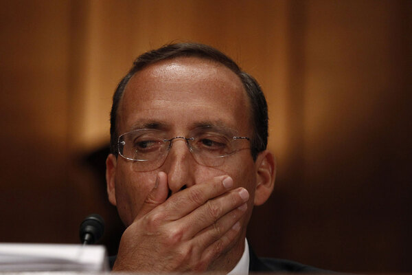 Ihn hat erst seine falsche Vorhersage bekannt gemacht. Joseph Cassano, Chef für Finanzprodukte beim Versicherungsriesen AIG, sagte im Jahr 2007: "Es fällt uns schwer, ein Szenario überhaupt zu sehen, in dem wir auch nur einen Dollar mit Credit Default Swaps verlieren könnten." Kurz später stand AIG (auch wegen der CDS) kurz vor einer Megapleite und musste gerettet werden.