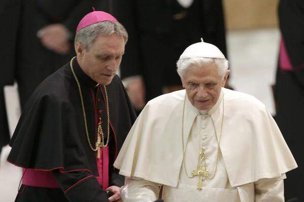 Auch nicht Kardinal, aber nicht weniger einflussreich ist der engste Mitarbeiter des emeritierten Papstes: Erzbischof Georg Gänswein. Er könnte versuchen einen Papst auf Ratzinger-Linie zu fördern.