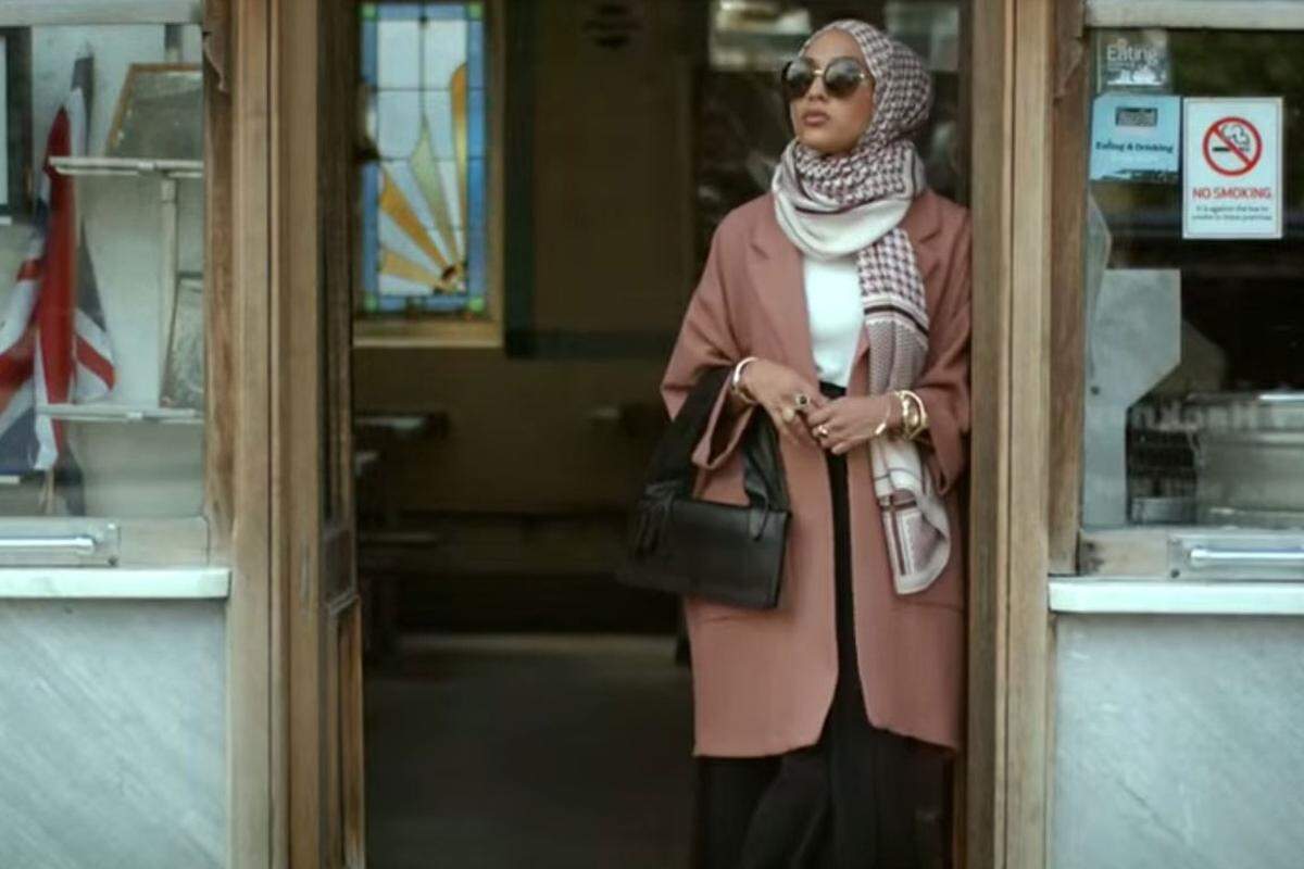2015 zeigte auch der schwedische Billigmarkenriese H&amp;M in einer Werbung erstmals auch eine muslimische Frau, die ein Kopftuch trug – allerdings waren in dem Spot u.a. auch eine Seniorin in kurzem Rock und ein Mann mit körperlicher Behinderung zu sehen. Die Botschaft des Videos sollte lauten: Es gibt keine Regeln in der Modewelt.