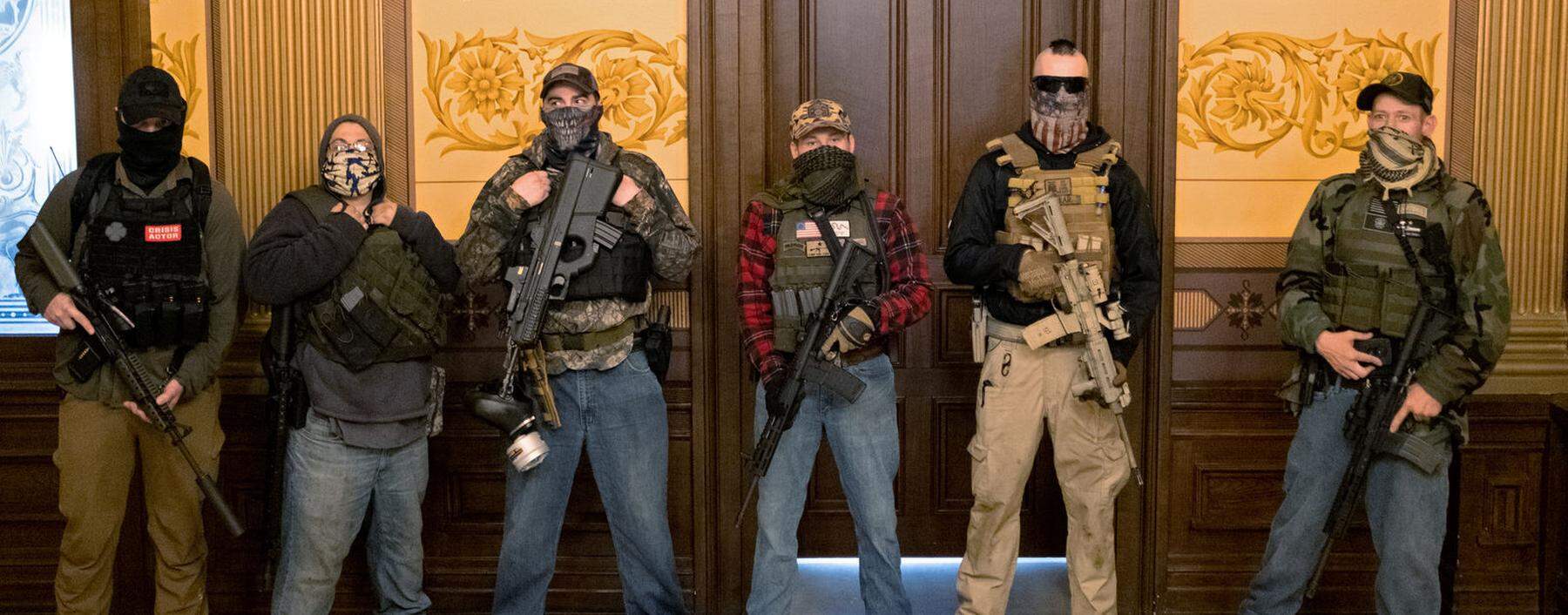 Die Probe aufs Exempel. Schon im Frühjahr drangen bewaffnete Milizionäre ins Parlament von Michigan ein, um gegen den Lockdown und die Gouverneurin zu demonstrieren.