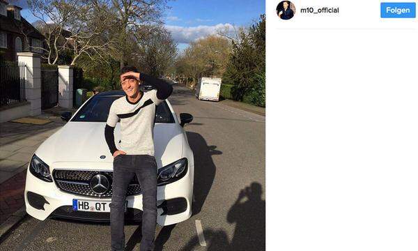 Mesut Özil, der aktuell beim FC Arsenal unter Vertrag steht, hat sich offensichtlich auch gerade einen neuen Schlitten gegönnt. Der Wahl-Londoner posiert jedenfalls vor einem brandneuen Mercedes E 400 Coupé.