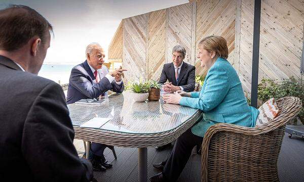 Archivbild vom 12. Juni vom G-7-Gipfel in Cornwall, als Biden und Merkel zuletzt persönlich aufeinander trafen.