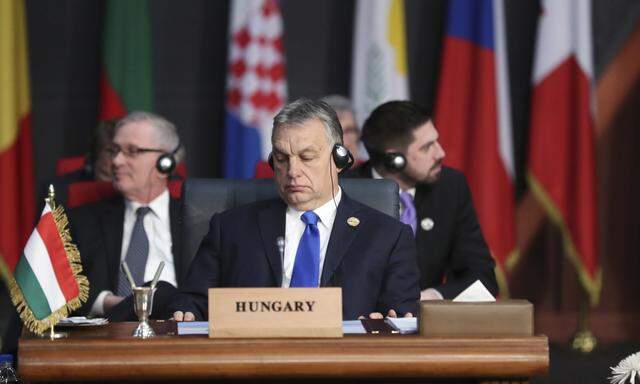 Ungarns Regierungschef, Viktor Orbán, hält an zweifelhafter Kampagne gegen Brüssel fest.