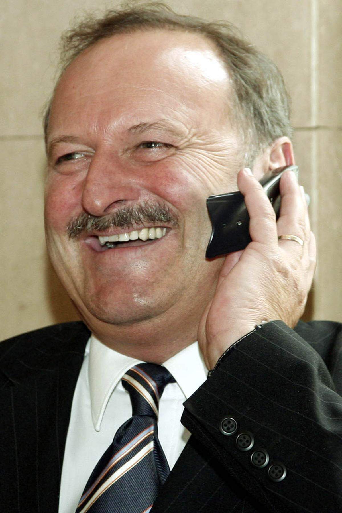 Im Consultingbereich arbeitet der frühere Vizekanzler Hubert Gorbach. Der Ex-Verkehrsminister, dem Vorarlberg „too small“ ist, musste heftige Kritik einstecken, weil er seinen Auftraggeber, den weißrussischen Präsidenten Alexander Lukaschenko, öffentlich lobte.